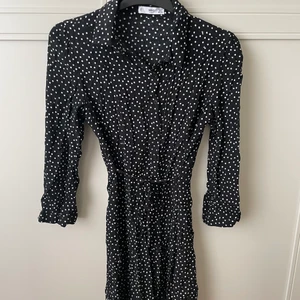 Kort somrig prickig klänning från Mango - Jättefin somrig klänning med trekvartsärmar från Mango. XS men passar en S