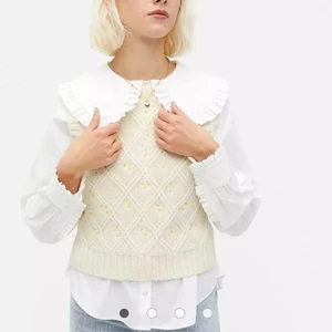 Stickad väst från Monki - Helt ny och oanvänd stickad väst från Monki, med prislappen kvar. Supersöt krämfärgad med små gula detaljer. Säljer pga fel storlek för mig!