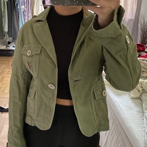 Vintage jacka  - Grön vintage vårjacka i strl 36/38 (färgen är som på bild nummer 1), 130kr+frakt 💫