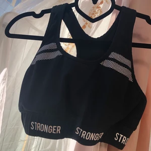 Stronger sport-bh i storlek Medium - Ny sport-bh i klassisk svart från märket Stronger! Storlek medium men funkar för small också