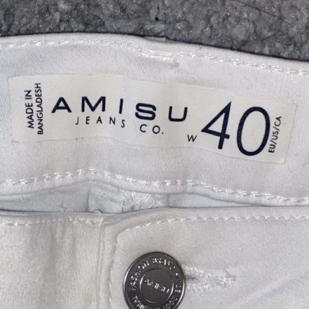 Ett par vita jeans från New Yorker stl. 40 i midjan längden passar en 165-170 cm lång tjej. Nästan aldrig använda endast en gång. Jeans & Byxor.