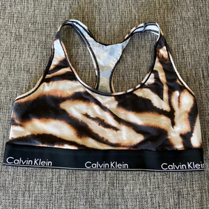 Calvin Klein Topp - Säljes på grund av fel storlek. Fint skick!
