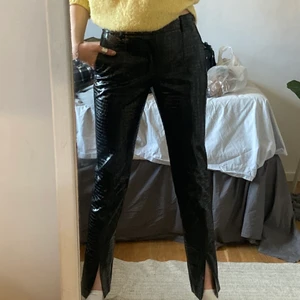 Jätte fina skinn byxor med ”krokodil” mönster och slits - Jätte fina skinnbyxor men används tyvär inte, endast anvönda 1 gång köpta förr året från zara så finns int att köpa längre🥰