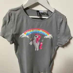 Damstorlek XS. Croppad topp ”My little Pony”. Köpt på H&M för ett par månader sedan. Mycket lite använd. Titta på H&M’s hemsida och sök på ”My little Pony” för fler bilder. Frakt betalas av köparen. Toppen skickas med posten när swish är mottagen.