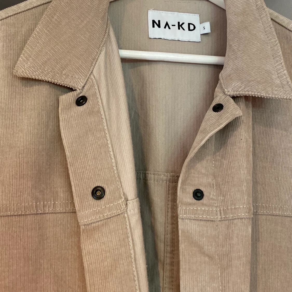 Beige tunn jacka från NAKD - 90