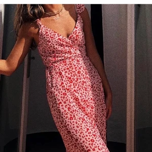 Leopard klänning  - Klänning från NA-KD ( Andrea hedenstedt) i rosa och röd leopard, storlek 36/S.                                         Aldrig använd.