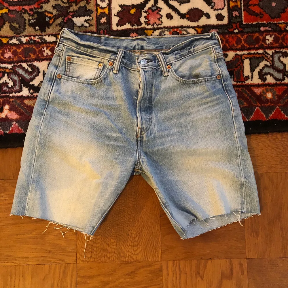 Levis jeans shorts  Inköpta för 2 år sedan och använda under 1 sommar Nyskick, inga flaws Pris kan diskuteras, skicka bara ett DM!  Kan mötas i Stockholm. Shorts.