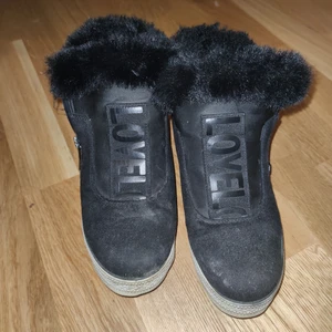 Svarta skor - Fina och gulliga vinterskor som har fejk päls. Den är använd några få gånger. Kom med rimliga pris🥰