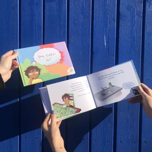 Barnbok som bidrar till att minska könsnormer  - Vi är No Norms UF. Ett UF-företag som skapat en barnbok som bidrar till att minska könsnormer i samhället. I boken får du följa med Sam och hans familj under en vanlig dag. Under dagen möter Sam på problem och barnets uppgift är att hjälp honom. Vår bok år en investering i ditt barn utveckling.