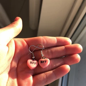 Bff  - Här säljer jag ett par BFF örhängena 🥰