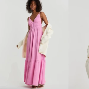 Långklänning - Då den som vann budgivningen drog sig ur så publicerar jag på nytt🙃 Denna gång säljer jag för 500+frakt då jag vill bli av med den. Först till kvarn!😊💘 Slutsåld från Gina tricot, nypris 499kr☺️ Prislapp kvar och endast testad🥰 Passar S-XL