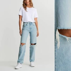 90s high waist; endast använt ett fåtal ggr - Blåa jeans från gina tricot som bara är använt ett fåtal ggr. 