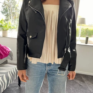 Skinnjacka  - Säljer denna populära skinnjackan från zara då den inte längre kommer till användning. Storlek M                                    Nypris: 500kr  Om flera intresserade blir det budgivning, skriv privat. Köparen får stå för frakt.                                                                                  Högsta bud: 290 + frakt 