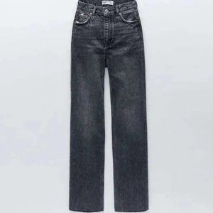 STRAIGHT JEANS - Väldigt snygga raka jeans från ZARA, som inte säljs längre. Säljer de för att de inte kom till användning. Har använt ett par gånger och kan ha töjt ut sig vid midjan lite från tvätt, men annars superbra skick. De är i storlek 34 o har klippt kanske 4 cm för att de var väldigt långa. Säljer för 149 + frakt, annars kan jag mötas i Örebro, nypris 399kr.