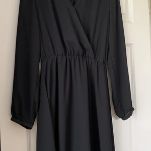 härlig svart klänning!  - en jättefin klänning i storlek 36! använd max 2 gånger och köpt från Gina Tricot. säljes för endast 50kr exklusive frakt! alla plagg tvättas innan det skickas iväg. Fler bilder eller frågor? Tveka inte att skriva <33 