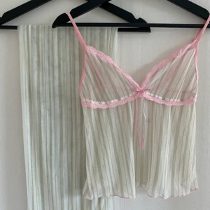 Vintage Pyjamas-set - Ett supergulligt pyjamas-set med raka byxor och en topp. Tyget är genomskinligt. Jag köpte detta för några år sedan och har aldrig fått använding av dem. Passar storlekarna  34-36 då tyget är lite stretchigt