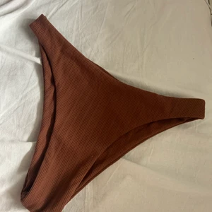 Bikini underdel - Säljer nu oxå denna söta ribbade bikini underdel för 40 kr+frakt😀 helt oanvänd då den inte va min stil och kommer troligtvis aldrig använde heller💖 skriv för frågor eller liknade. Storlek s  ‼️andra bilden är lånad‼️ 