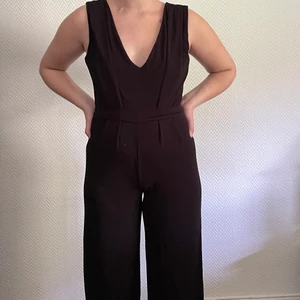 Jumpsuit - Svart superfin jumpsuit från bikbok i storleken xs. Jag är 155 cm och den är lite för lång i benen för mig