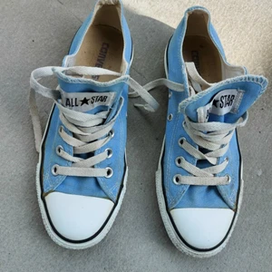 Converse - Ljusblå, låga äkta Converse. Stl 38, men passar mig som vanligtvis har 39/40, dock lite tight. Älskar färgen, men är som sagt något något små för mig. Frakt ingår ej. 💙