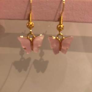 Baby rosa fjärils örhänge till salu kom privat för mer!