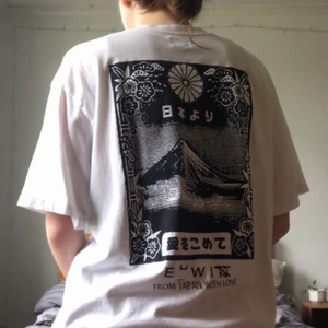 Vit t-shirt med tryck  - Snygg vit tischa med svart tryck både fram å bak. Storlek M, herr, skulle säga mer L-XL