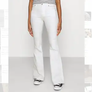 Säljer dessa super snygga Dr denim jeans i bootcut modell. Dem är i toppen skick och endast använda några enstaka gånger! Dem ser små ut på bilden men deras modeller är väldigt stretchiga. Passar XS-S och sitter bra på mig som är 167 cm💓🥰 originalpris: 499 kr