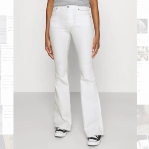 Vita bootcut Dr Denim jeans - Säljer dessa super snygga Dr denim jeans i bootcut modell. Dem är i toppen skick och endast använda några enstaka gånger! Dem ser små ut på bilden men deras modeller är väldigt stretchiga. Passar XS-S och sitter bra på mig som är 167 cm💓🥰 originalpris: 499 kr