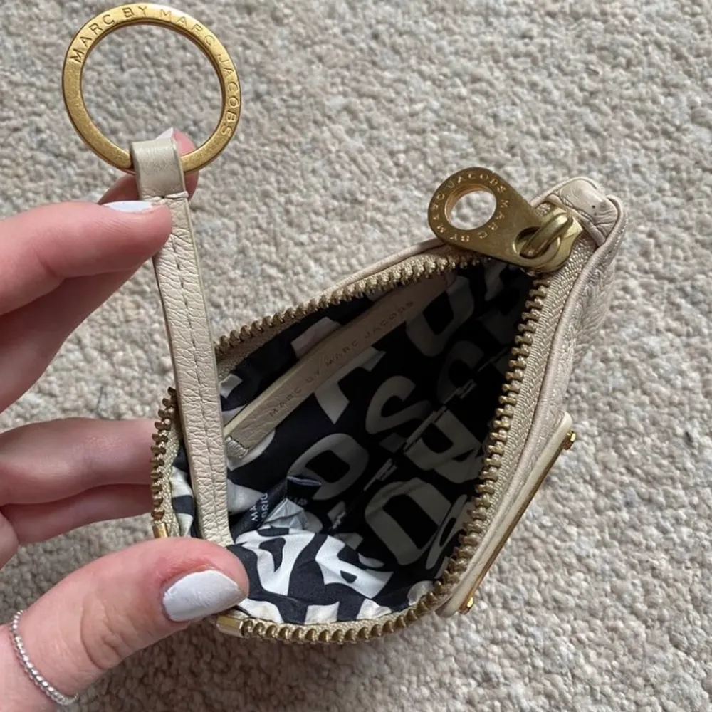 Liten beige plånbok/nyckelhållare från Marc Jacobs. . Accessoarer.