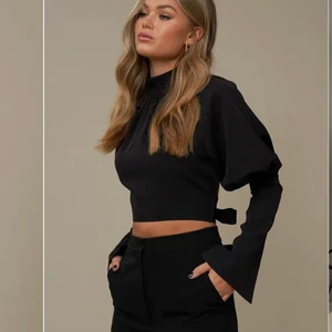 Svart söt blus  - Prislapp är kvar! Köptes för 400 säljer för 200kr. Aldrig använd. Pris kan diskuteras. Helt slutsåld från Hanna Schönbergs kollektion med NAKD. 