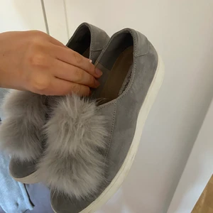 Steve Madden sneakers - Gråa Steve Madden sneakers i storlek 40. 500kr inklusive frakt. 