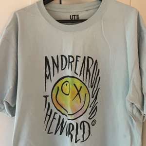 Uniqlo T-Shirt - Ljus Blå T-Shirt med tryck från Uniqlo. Skick 9/10. Storlek L.