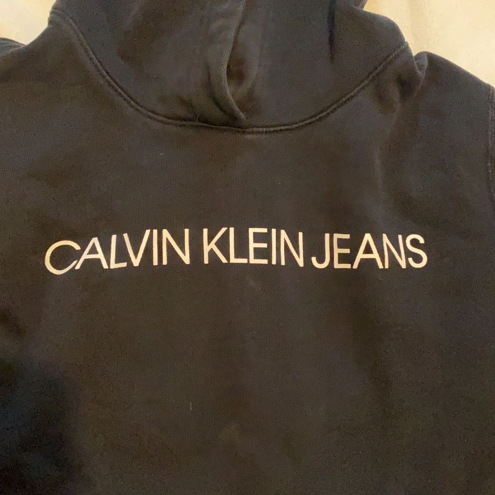 Äkta Calvin Klein hoodie som är köpt i johnells. Storlek XS . Tröjor & Koftor.