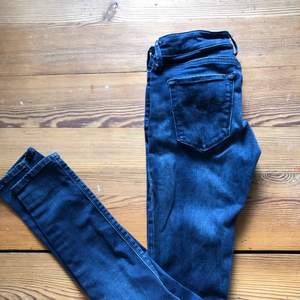 Replay skinny jeans. Superstretchiga och väldigt sköna!! Storlek 25 men kan bäras av storlek 26/27 också. Nypris: 1600 kr. Kan både mötas upp och skickas 💙