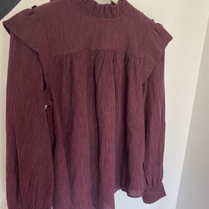 Blus - Vinröd/lila blus från Carin Wester i storlek small. Knappar vid axlarna 