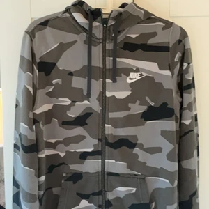 Nike Hoodie - Grå Camouflerad Zip Hoodie från Nike. Skick 9/10. Storlek S.