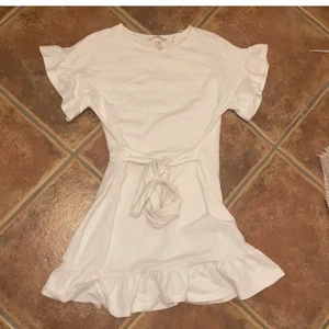 Vit klänning  - Säljer denna vita volangklänningen i storlek S. Köpt från en annan här på Plick men den var tyvärr lite för stor för mig. Ganska tjockt material <3 Bilden är lånad men kom privat för fler bilder 