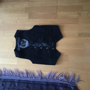 Unisex väst - Passar till allt och passar xxs- s beror på hur man vill ha på sig och man kan ha den som en topp eller väst