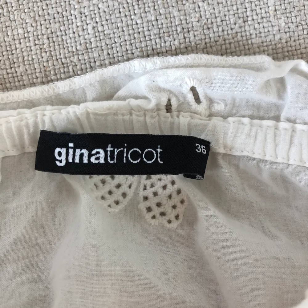 en vit blus från ginatricot i storlek 36 svriv om du har frågor mm<3☺️. Blusar.