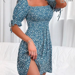 Knut blommig boho klänning - Oanvänd klänning jag fick hem idag från shein, perfekta sommarklänningen och passar alla som är  1.70 eller under, säljer då den var aningen kort för mig som är 1.73 den skulle bara vart lite längre för mig men det beror på hur man vill att den ska sitta. Väldigt stretchig och sval i tyget och inte genomskinlig. Köptes för 189kr. Pris kan diskuteras vid snabb affär