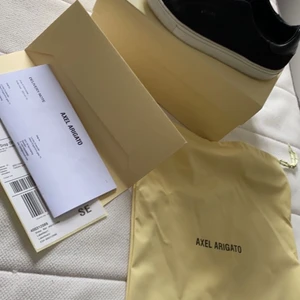 Axel Arigato skor  - Säljer mina Arigato skor i modellen ( Clean 90 zip, sueue leather), skorna är i strl 36 