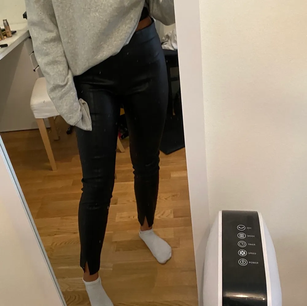 Skinnbyxor från zara i storleken M men passar mig som är S vanligtvis, frakt tillkommer.😍. Jeans & Byxor.