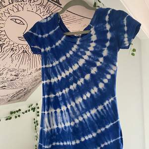 thriftad tshirt i tie dye mönster 🌻💓 fin t sommaren, använd fåtal ggr