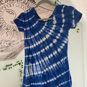 tiedye tshirt - thriftad tshirt i tie dye mönster 🌻💓 fin t sommaren, använd fåtal ggr
