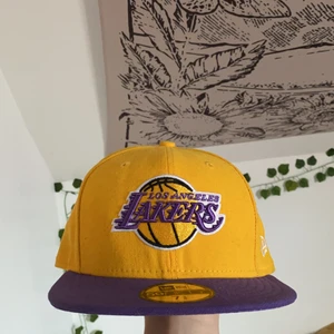 new era keps - skitsnygg new era cap i strl. 58. har bara suttit på min hatthylla hur länge som helst så behöver en ny ägare som kan ge den kärlek 🥺 nypris: 450kr, nästan slutsåld på hatstore