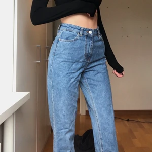NAKD 90s Jeans  - 90s Jeans från NAKD. Bra i längd och passform, själv är jag 172cm och de går till fotleden, så inte riktigt ända ner till hälen på mig! ⚡️⚡️