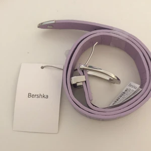 Ett lila skärp från bershka - Ett lila skärp från bershka som är 75cm lång,har aldrig andvnts och jag köpte skärpet för ungefär 50 kr.