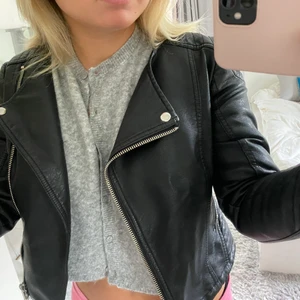 Skinnjacka  - Skinnjacka från Cubus i storlek 34. Jättefin nu till sommaren 🥰