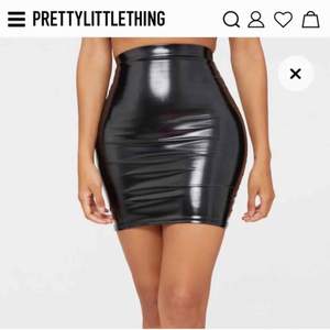 En kjol från Pretty Little Things, deras shape kollektion. Endast testad. Säljs pga fel storlek.