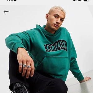 Snygg overzied hoodie - snygg overzied hoodie som är slutsåld på Asos. Väldigt fint skick och sparsamt använd. Storlek M och sitter overzied. Köparen står för frakten💕