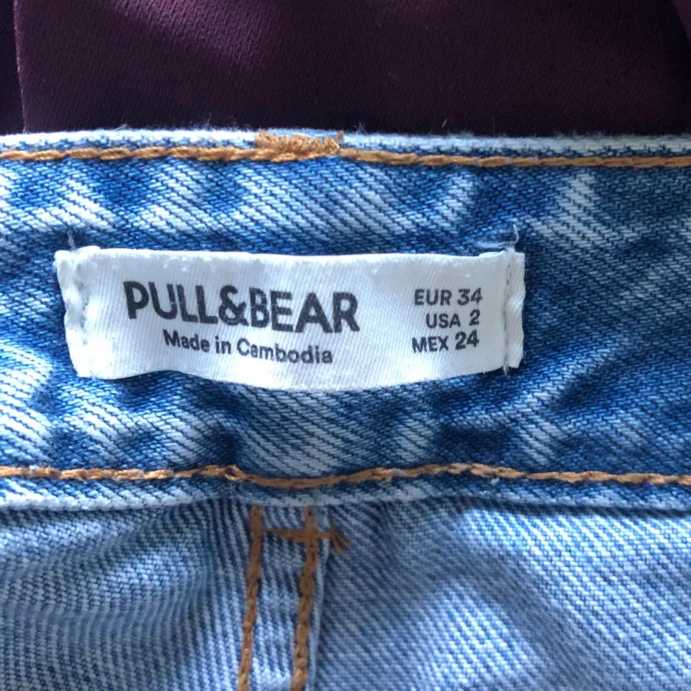 Säljer dessa jeans från Pull&Bear då jag inte använder dem längre! Så fina till våren och sommaren! . Jeans & Byxor.